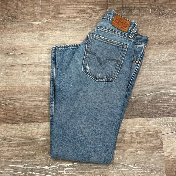 Distressed Levis Straight Leg Jeans - Picture 2 of 3